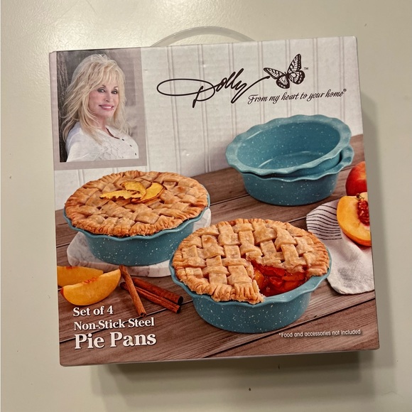 tabletops unlimited Other - Dolly Parton Set of 4 Non-Stick Steel Teal Pie Pans NWT